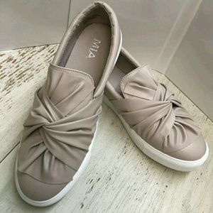 New w/out tags Mia Zoe Khaki shoes